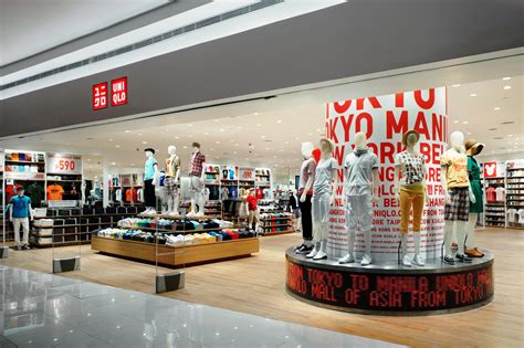 uniqlo outlet store.